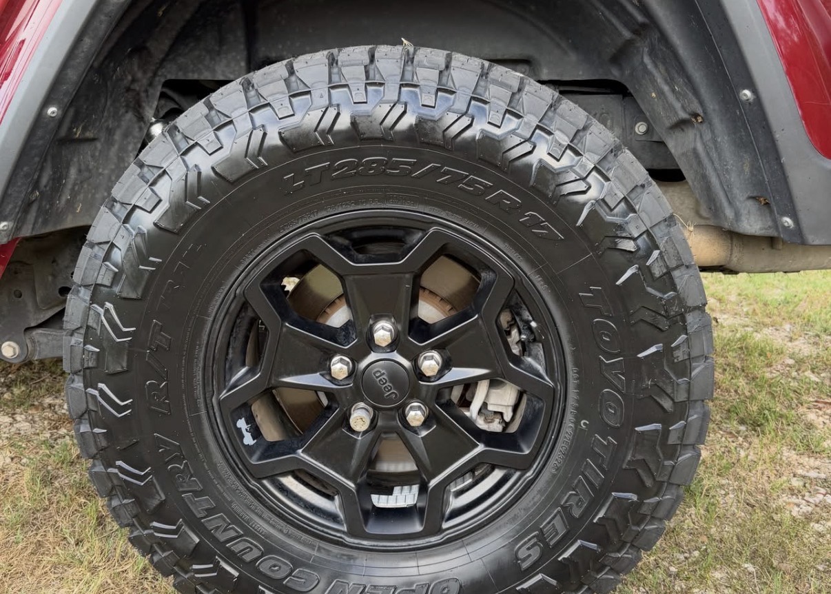 Factory Jeep wheel with the LT285/75R17 Toyo Open Country R/T Trail tire.