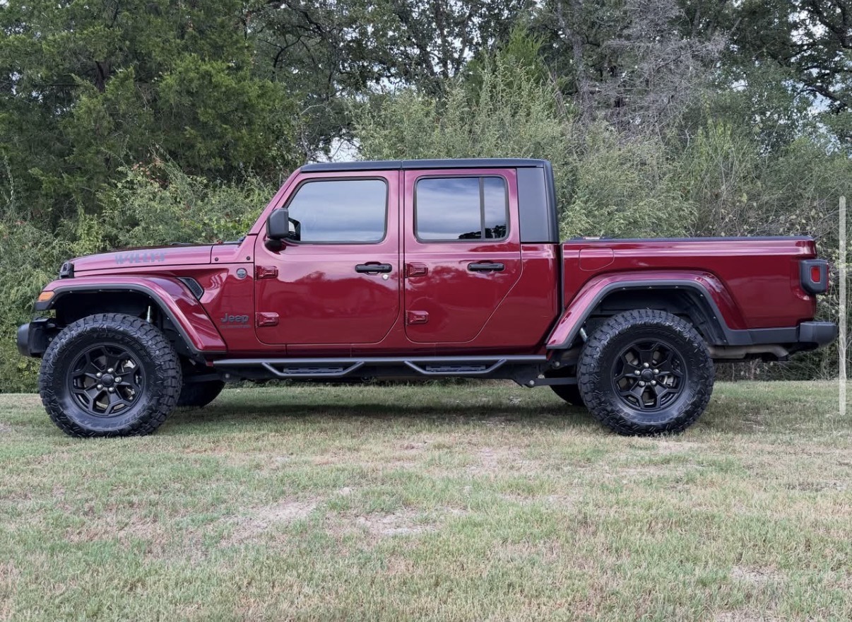Side profile showing the Gladiator’s stance, factory wheels and tubular steps.
