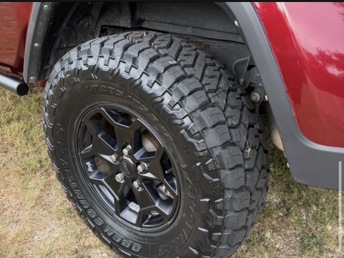 Toyo Open Country R/T Trail tread and factory fender clearance.