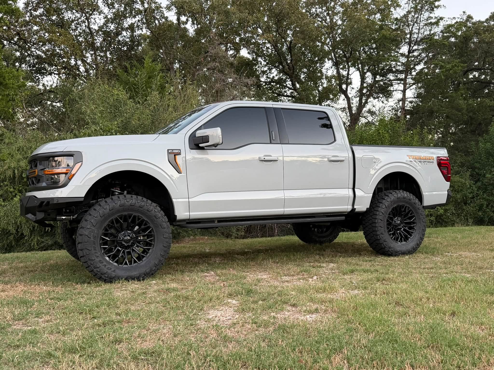Side profile of the Tremor showing Fuel Blade wheels, 37-inch Toyos and the completed suspension stance.